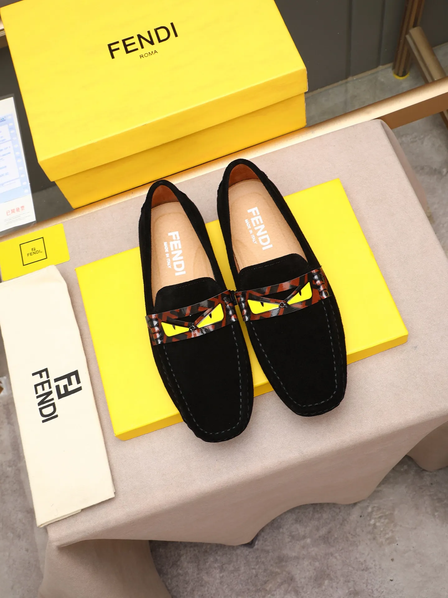 Men's shoes 💰400💰[FENDI] The little monster of Fendi F family, which is popular all over the world, is coming in a big way, the latest color, driving slip-on loafers, avant-garde and versatile fashion men's shoes, bun shoes, bean shoes👌👌👌 Private mold opening, 1:1 reproduction... The upper is made of first-layer cowhide, and the first-layer pigskin lining... is extremely comfortable, fashionable, simple, atmospheric and personalized [color] The side of the shoe is more refined, and the overall effect is handsome [ Turn in a circle][Turn in a circle]💭This hardware monster with eyes is not the popular version on the market🚳🚳Compared with the old model, it is more trendy, eye-catching and more classy🔰This summer, the little monster will subvert the old ideas and share the fashion with you🔱A must-have for fashionistas! Must keep it for yourself! Online outsole, high-end quality workmanship. Color: black, blue, white, red. Matching code: 38-44 (45 46 47 customized) (standard leather shoe size)